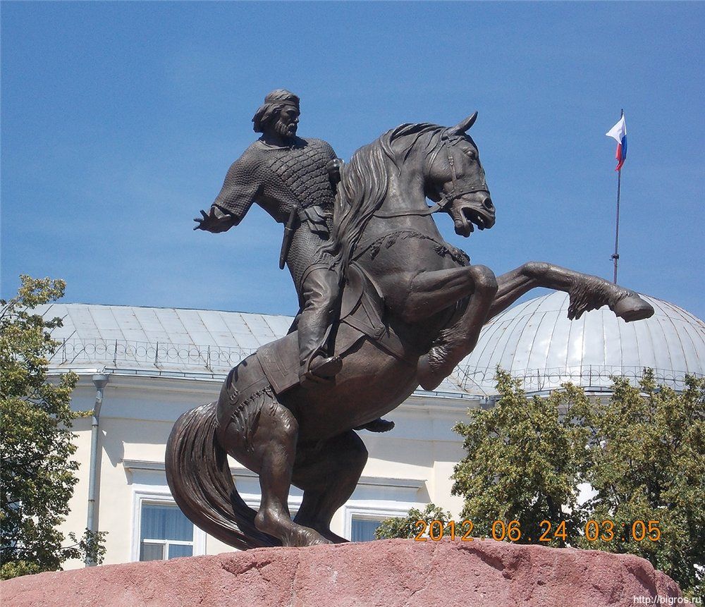 Памятники на коне в москве
