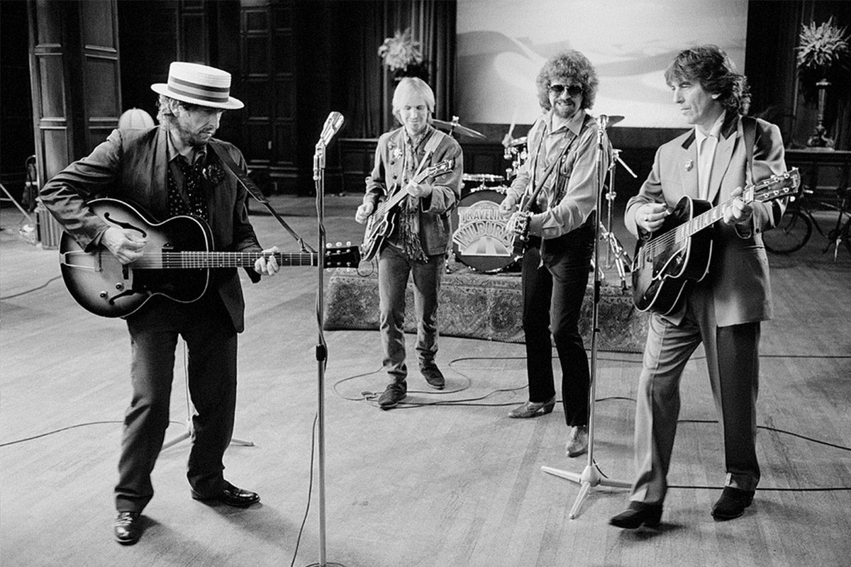 Группа томова. Группа the traveling Wilburys. Боб Дилан the traveling Wilburys. The traveling Wilburys 1990. Джефф Линн the traveling Wilburys.