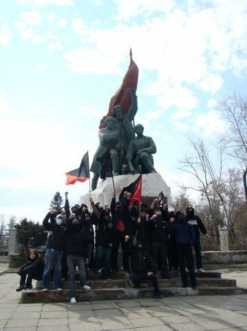 Иркутские анархист_ки у памятника борцам революции, 2009г.