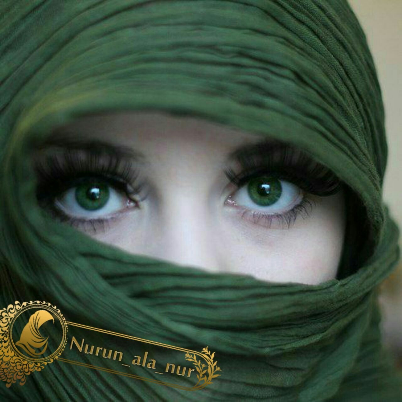 Зеленоглазая приколы. Нет у нее не совсем зеленые глаза. Нет у нее не совсем зеленые глаза. Приколы про зеленые глаза. Шутки про зелёные глаза.