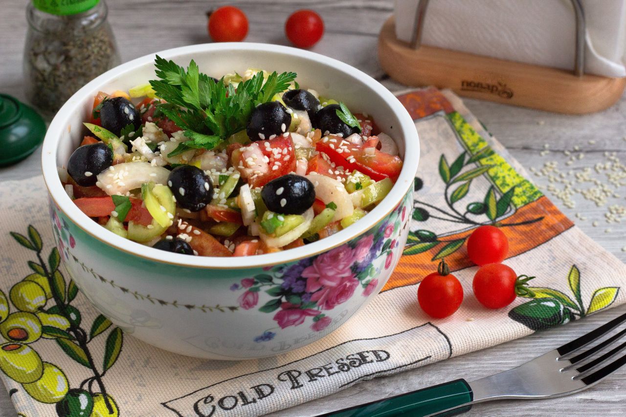 Салаты с оливками рецепты простые. Овощной салат с маслинами. Маслины это овощи. Блюдо для оливок. Салат с оливками и маслинами.