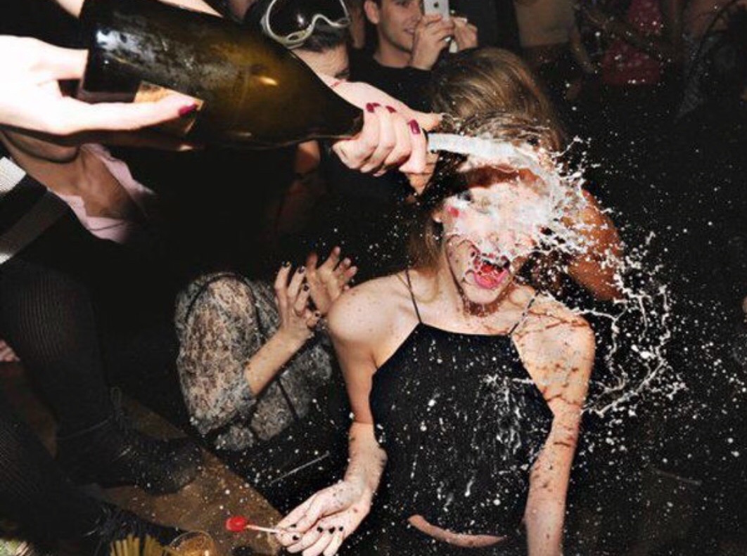 Зрелую после клуба. Девушка шампанское. Девушку обливают шампанским. Вечеринка с шампанским. Девушки брызгаются шампанским.