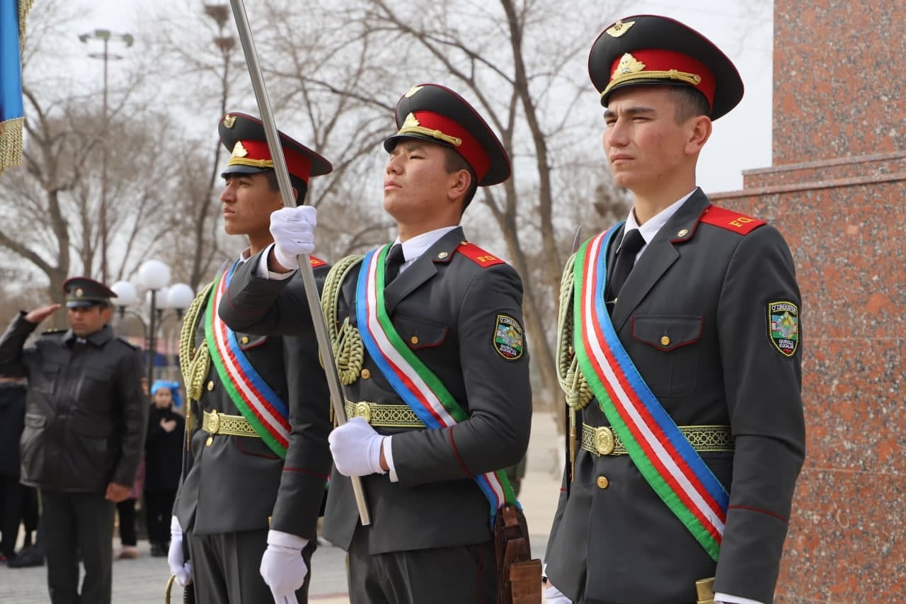 Аскар солдаты. Монумент вооруженных сил узбекистана. Харбий алока. Узбекистон армияси. Куролли кучлар узбекистан.
