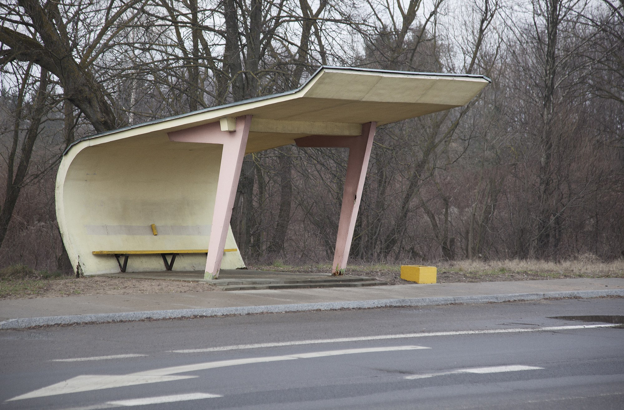 Остановиться прежний. Кристофер Хервиг. Бетонная остановка СССР. Christopher Herwig: Soviet Bus stops. Остановки общественного транспорта СССР.