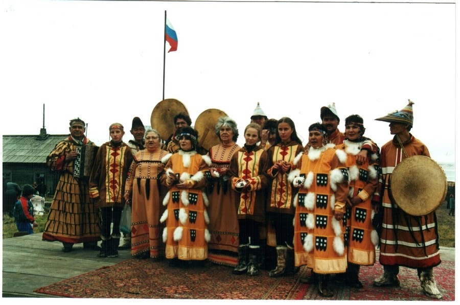 Вид традиционных народов сибири и дальнего востока. Коренные народы Северной Америки алеуты. Алеуты народы дальнего Востока. Жители Аляски алеуты. Алеуты народ России.