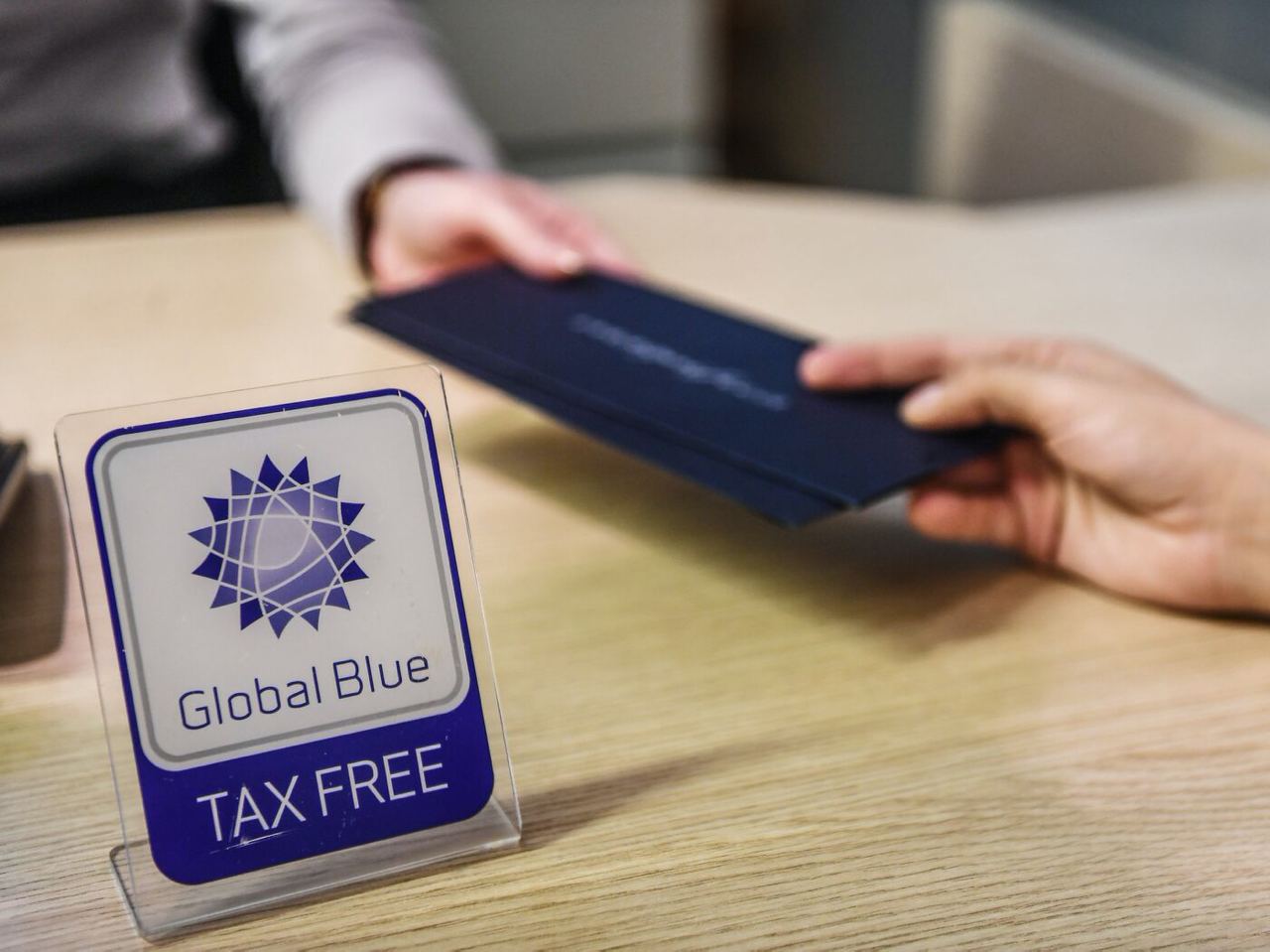 Global blue. Такс фри. Global Blue Tax free. Tax free в России. ЦУМ Tax free.