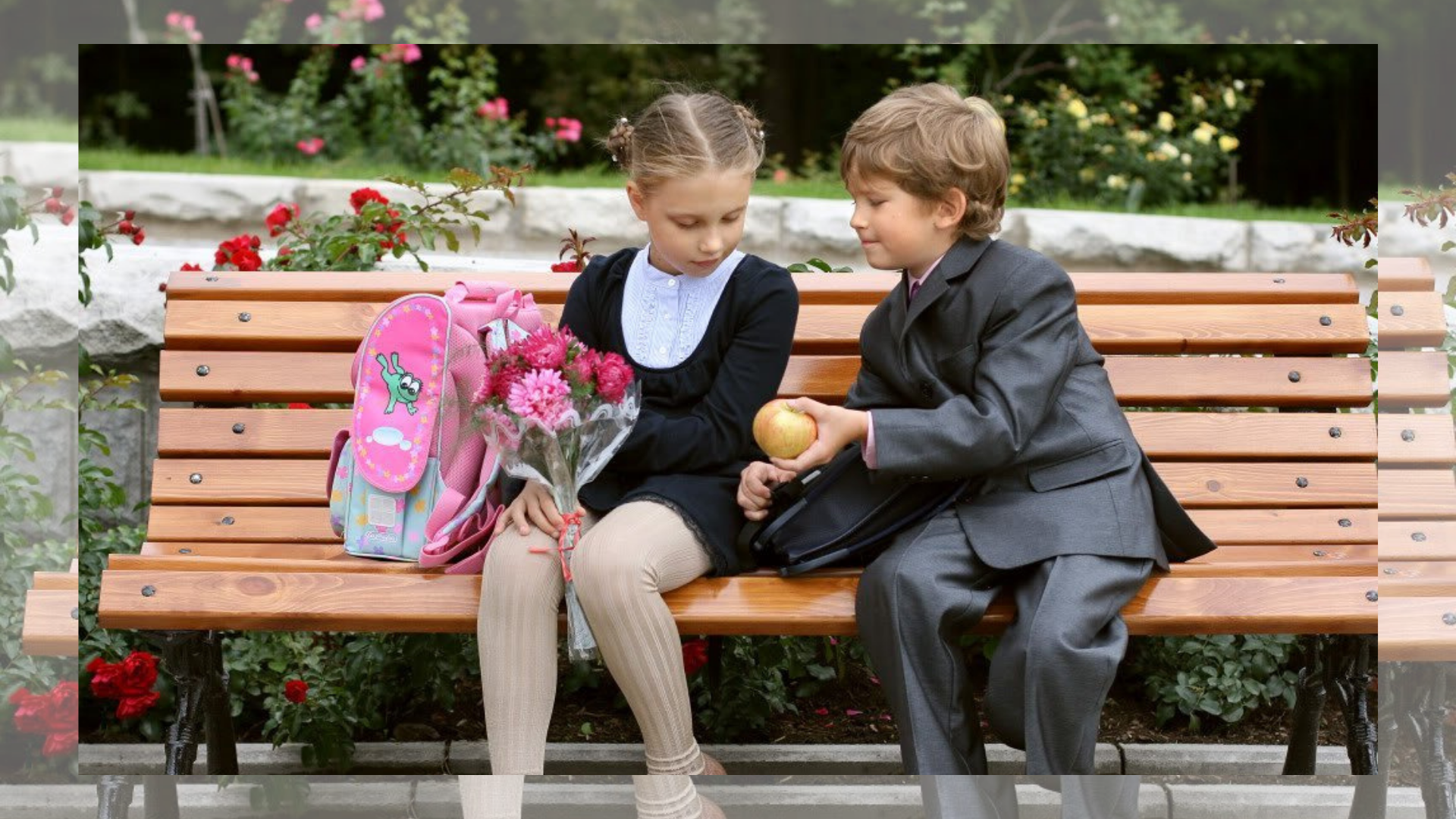 Отношения после школы. Школьная любовь. Мальчик и девочка школьники. Любовь школьников. Дети на скамейке.
