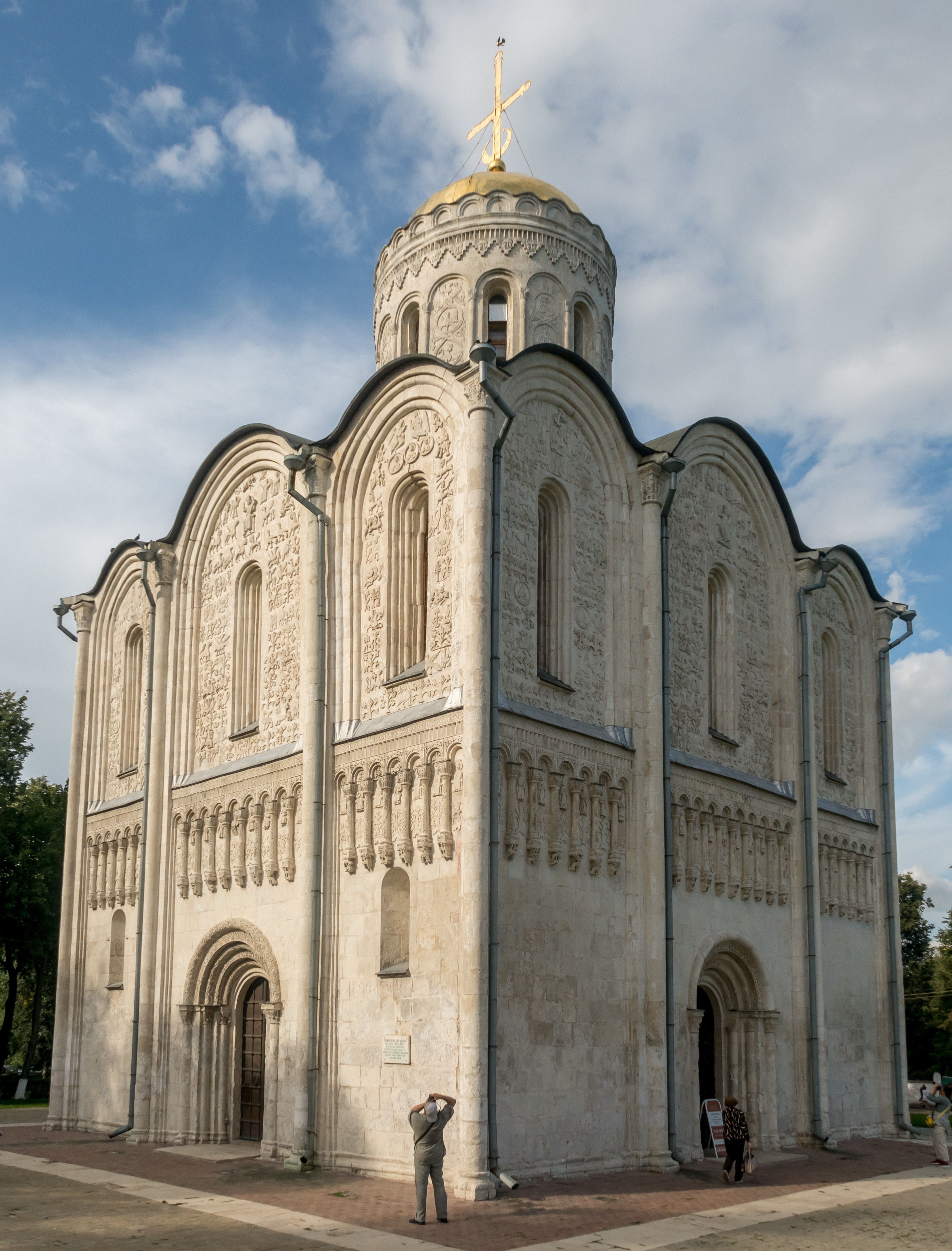 Дмитриевский собор во Владимире внутри