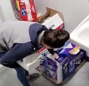 Asustando a la colega del curro
