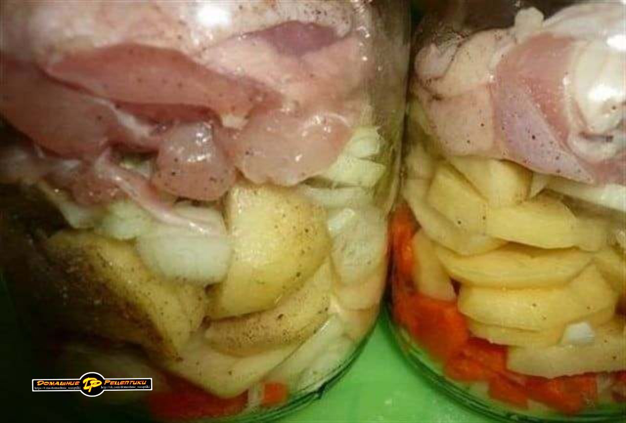 Мясо в банке в духовке рецепт. Курица с картошкой в банке в духовке. Курица с овощами в банке в духовке. Курица на банке в духовке.