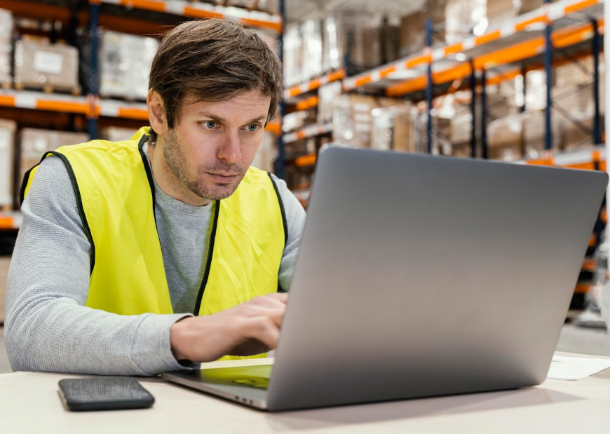 Специалист складского учета вакансии. Оператор ПК на складе. Логист фото. Free photo man working in Warehouse. Hardware Store.