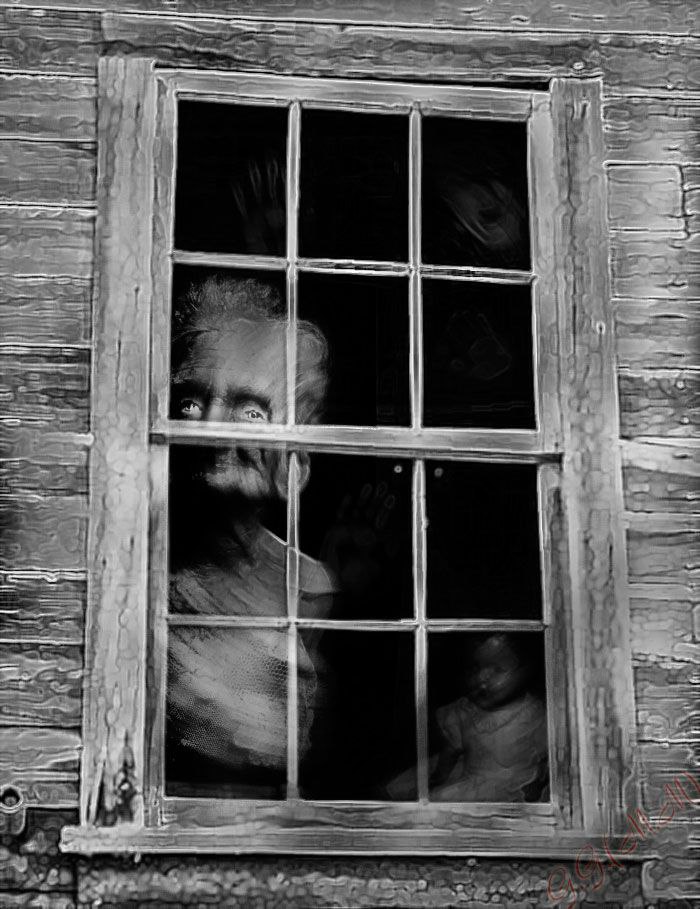 Жуткое окно. Силуэт в окне. Старое страшное окно.