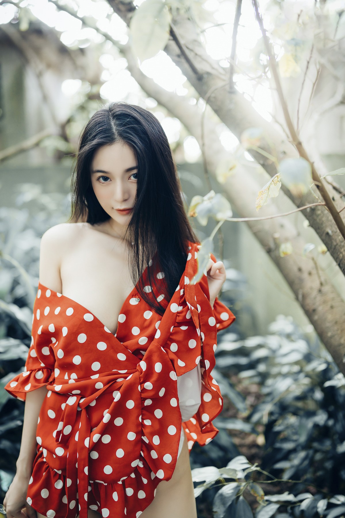巨乳仙仙辰 野外露出初體驗❤️ 紅衣+透明內褲 裸上身吊帶褲 透明白色罩衫 Vol.01 35