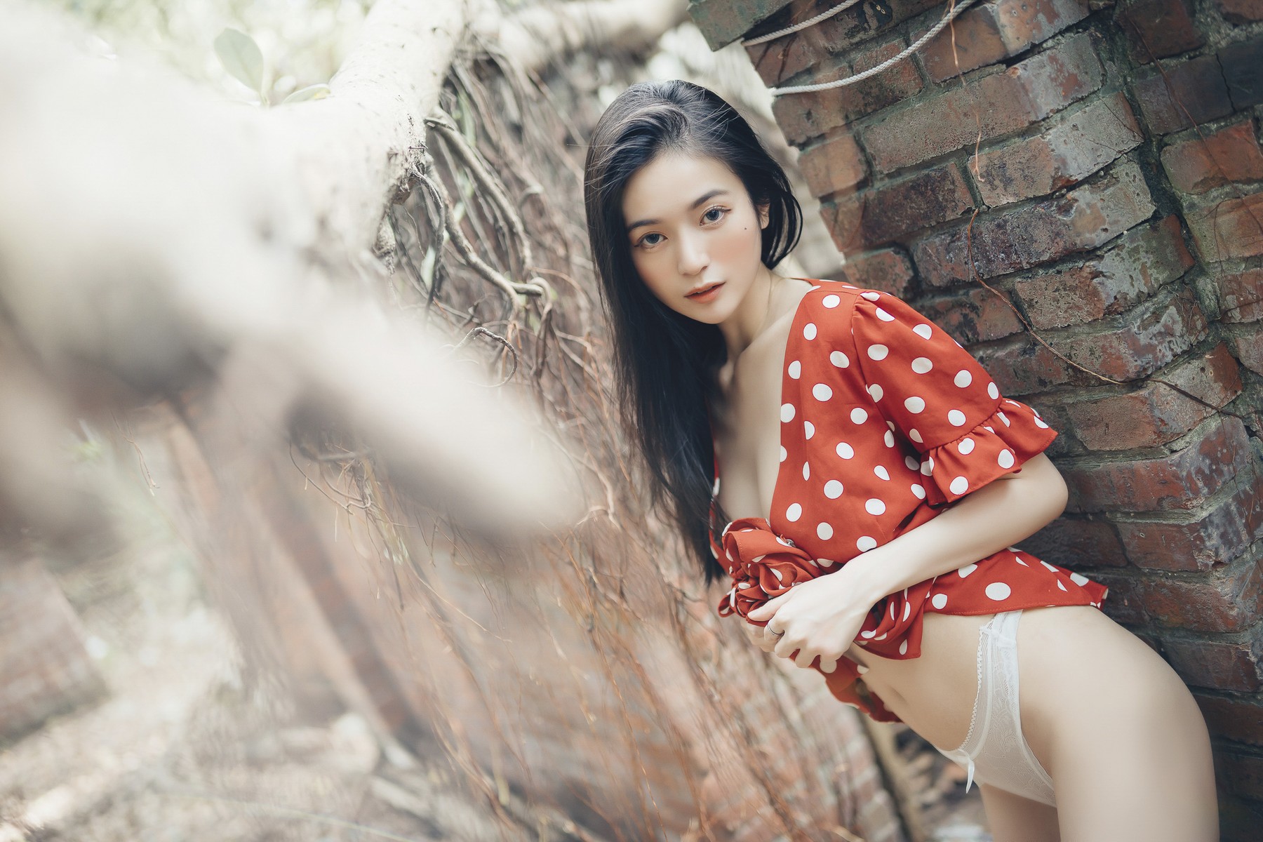 巨乳仙仙辰 野外露出初體驗❤️ 紅衣+透明內褲 裸上身吊帶褲 透明白色罩衫 Vol.01 28