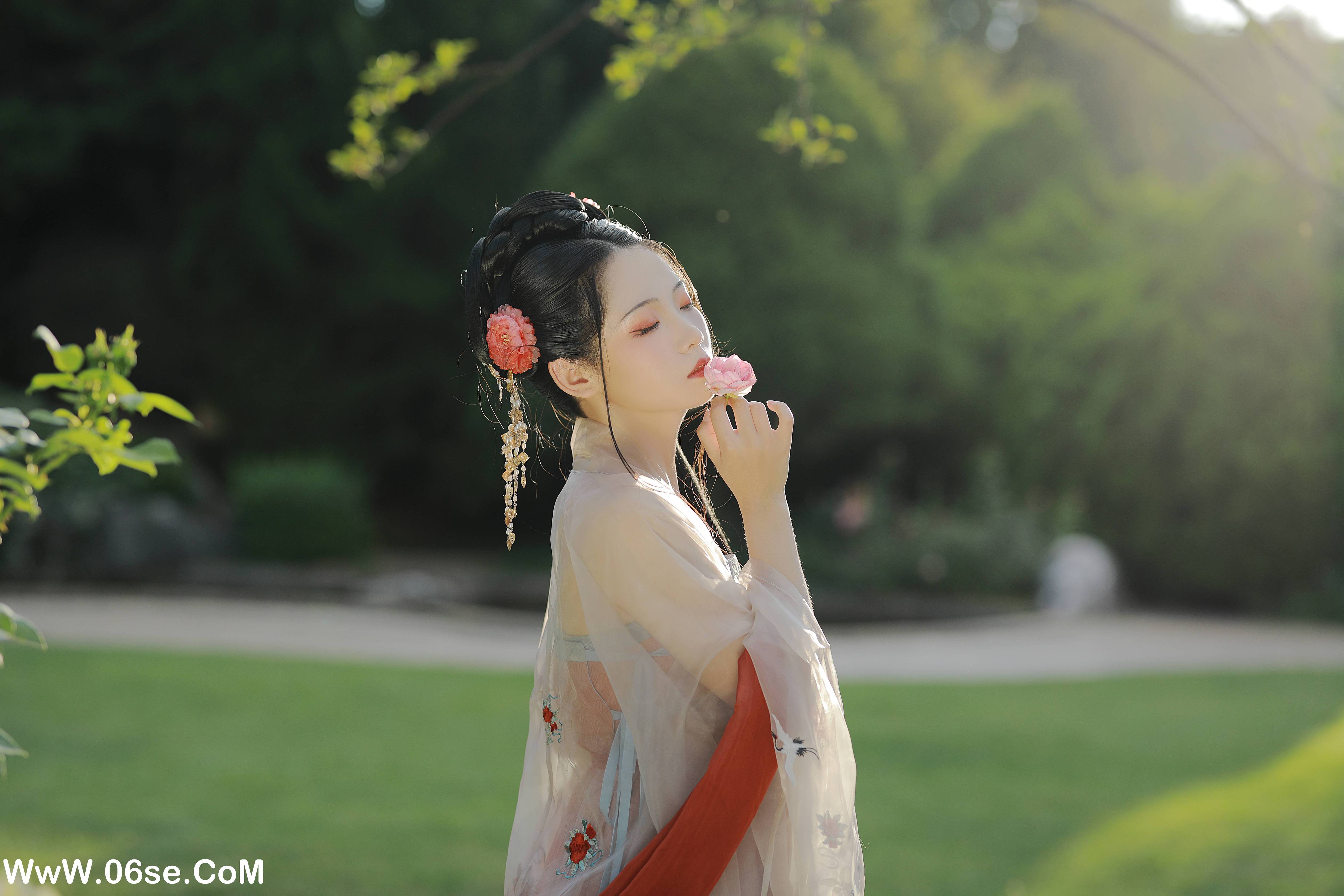图片[33]-[YITUYU艺图语]2022.09.06 美人迈兮音尘阙 落花人独立[33+1P／662MB]-六色网