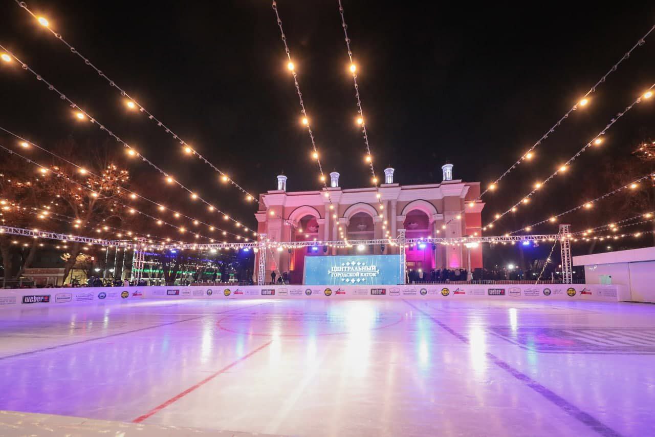 Под каток. Театр Алишера Навои каток. Ледовый каток в Ташкенте. Ice Rink в Ташкенте. Ташкент каток около театра Навои.