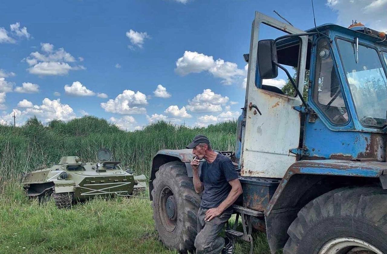 Новости украины телеграмм труха. Тракторные войска. Смешной тракторист. Украинский трактор. Тракторист фото.
