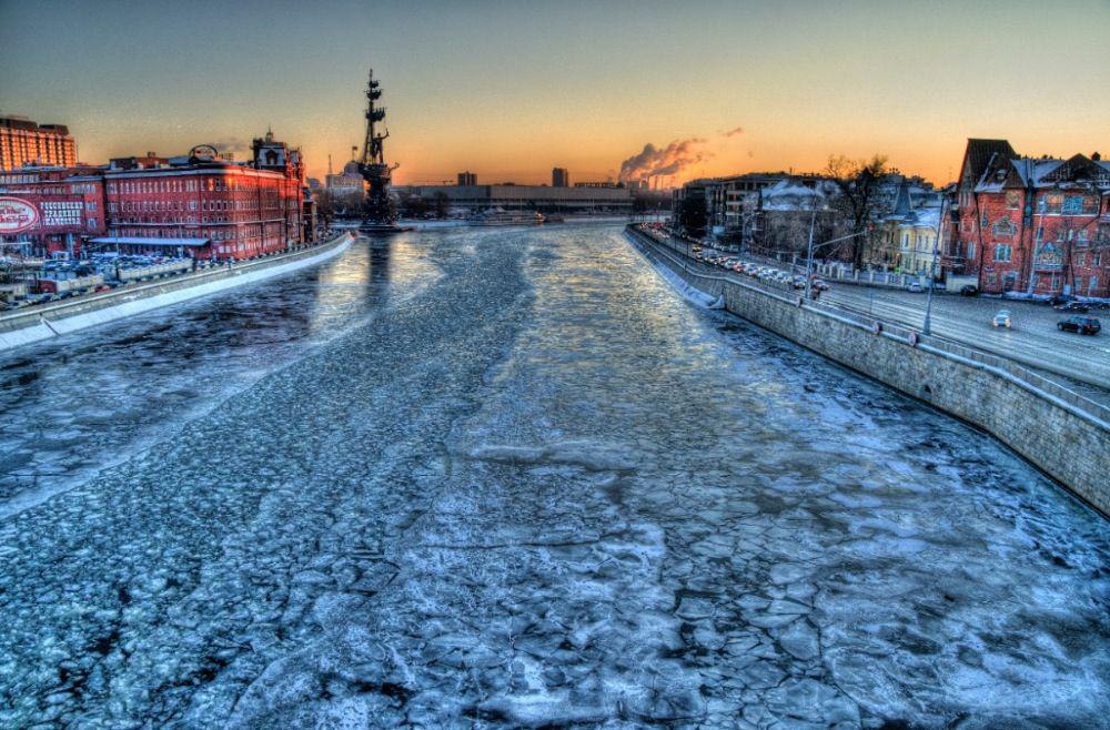 Москва замерзает. Яуза река лед. Лёд тронулся. Москва река. Лед на Москве реке. Река Яуза Эстетика.