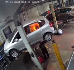 Reparando el coche en llamas