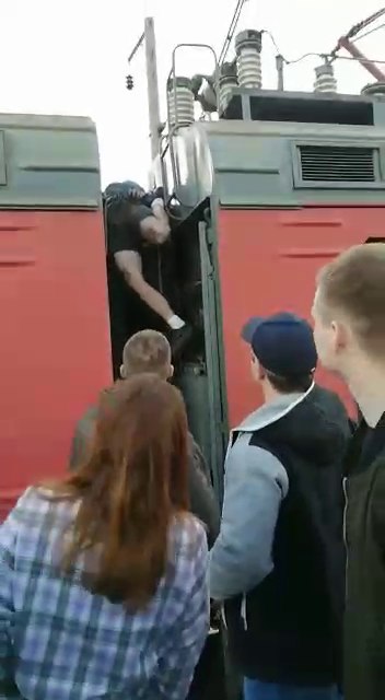 Хабаровчанин получил удар током на поезде