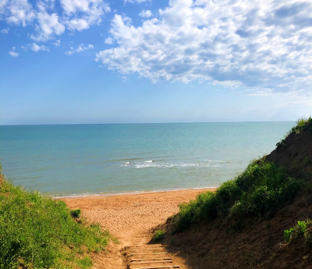 Кучугуры краснодарский край какое море. Поселок Кучугуры на Азовском море. Поселок Кучугуры море. Кучугуры 2023.