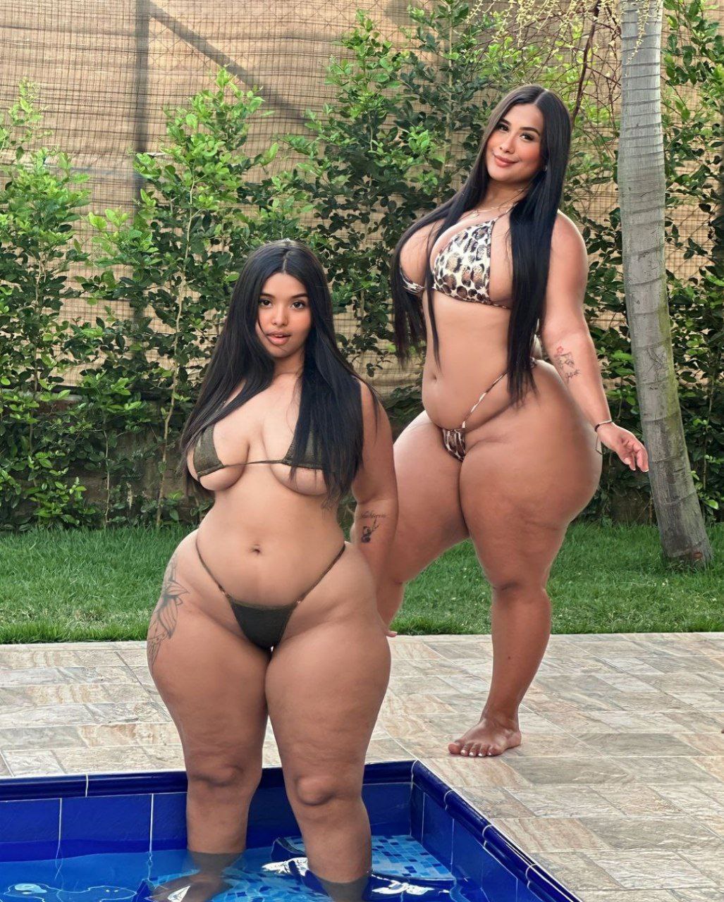 Sunny Sunday swimsuit glam! 