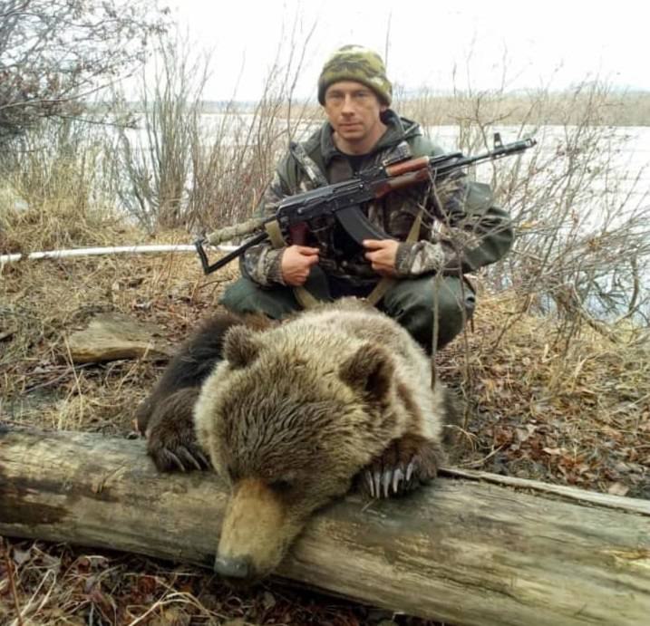 Убили самого большого медведя. Сибирский медведь людоед. Охотник и убитый медведь.