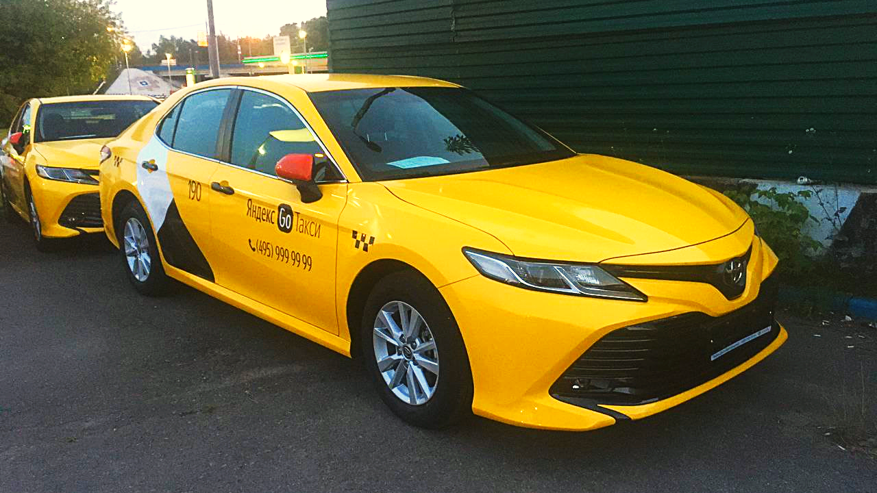 Таксопарк без аренды. Тойота Камри желтая такси. Toyota Camry Taxi. Toyota Camry желтыйттакси. Тойота Камри такси желтый Сити.