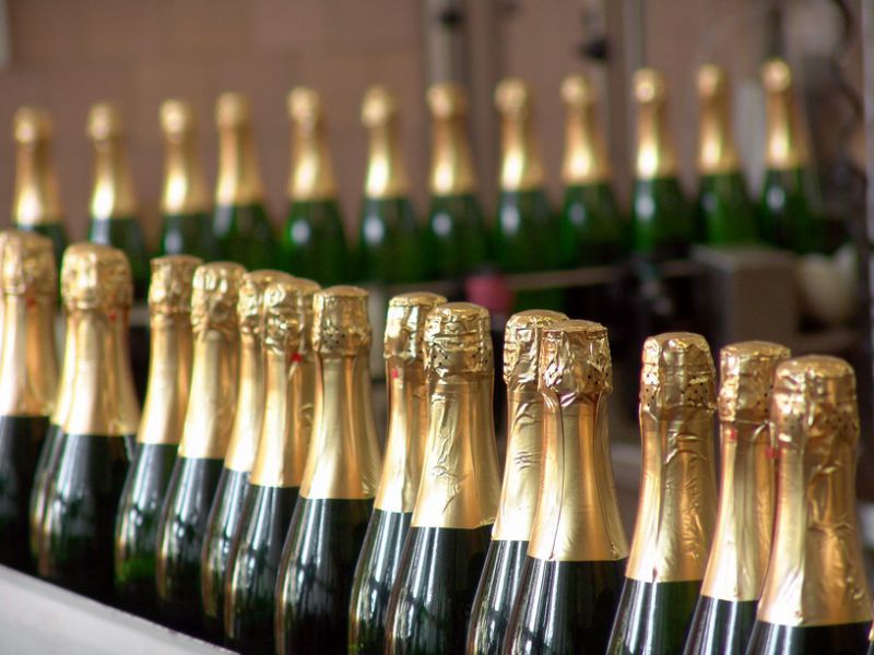 Производители шампанского в России прикрывают производство