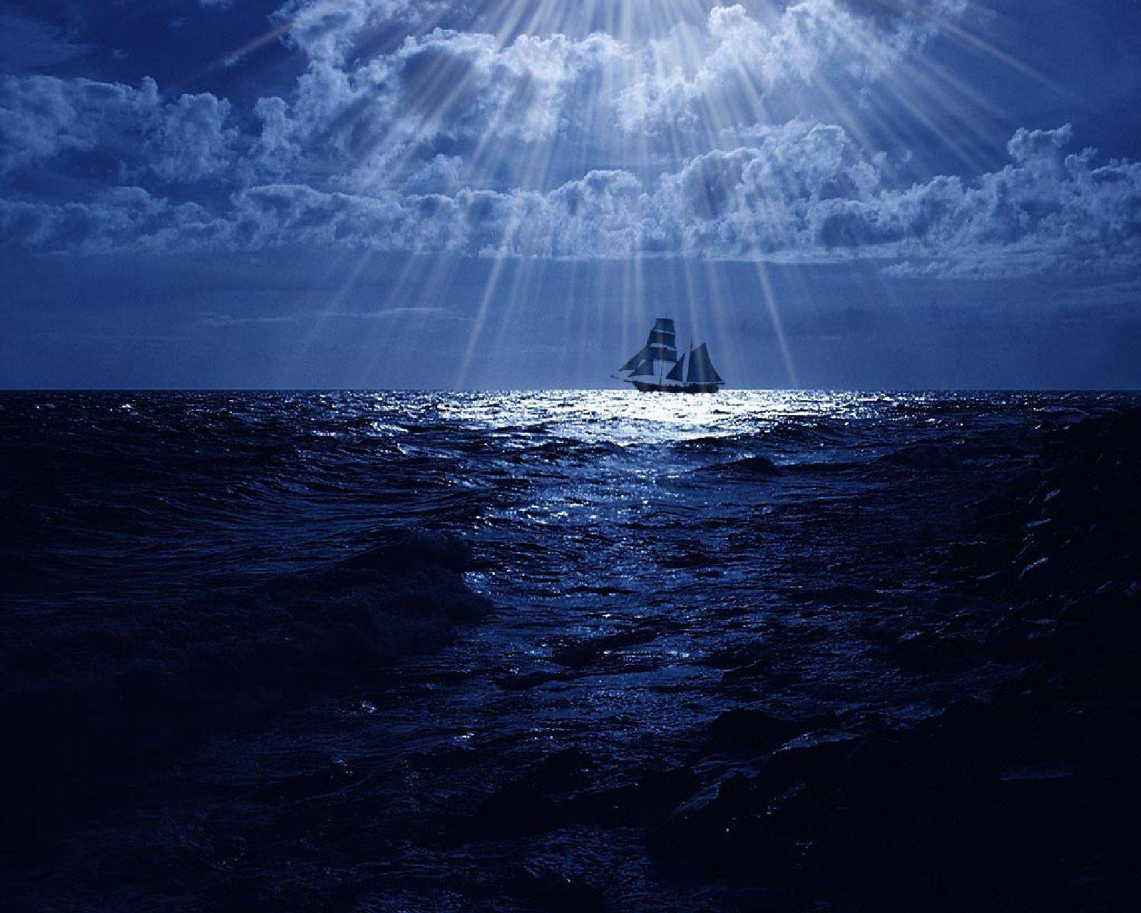 Корабль в океане одинокий. Ночное море. Одинокий корабль в море. Корабль вдали. Одинокий корабль в океане.
