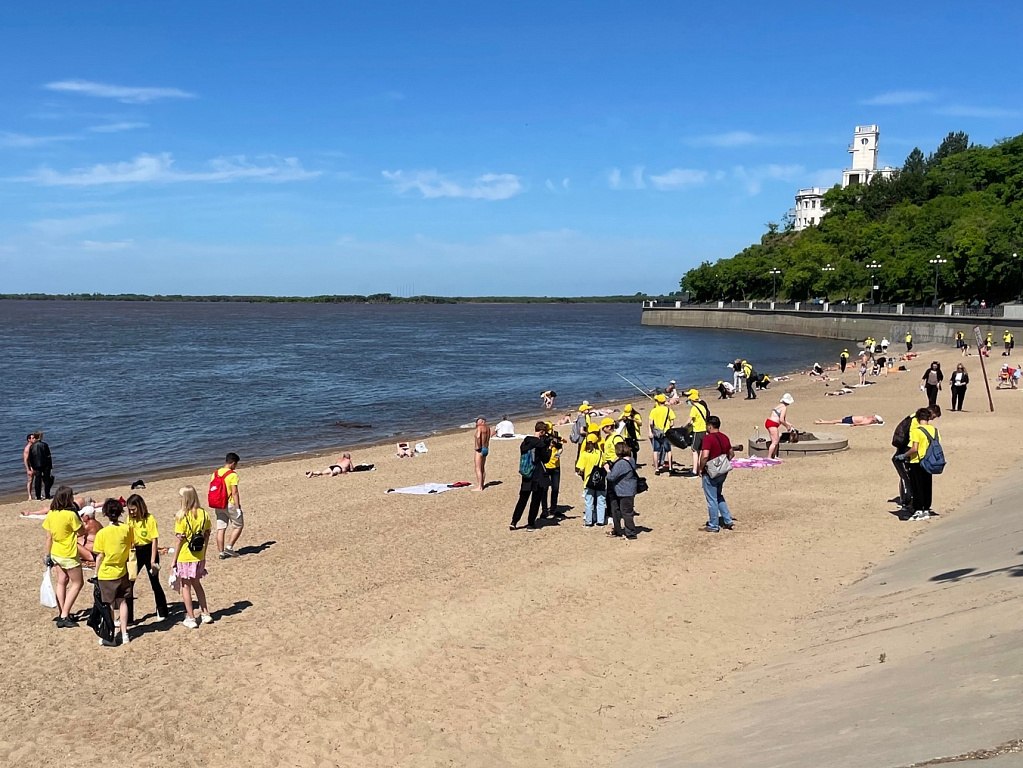 Хабаровские школьники убрали мусор с центрального пляжа