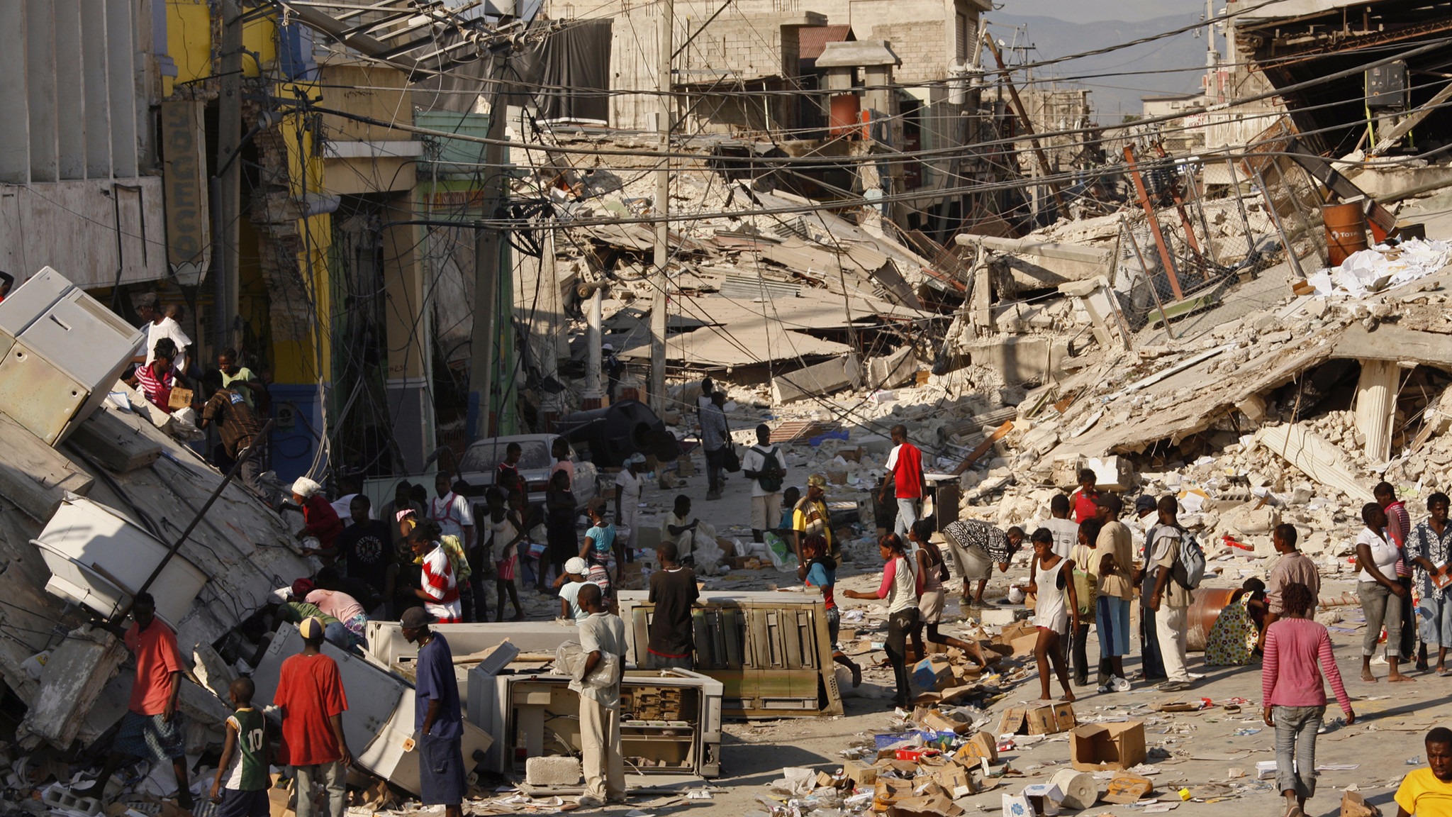 Самое сильное землетрясение баллов. Землетрясение на Гаити в 2010 порт-о-Пренс. 12 Января 2010 землетрясение на Гаити. Землетрясение порт о Пренс.