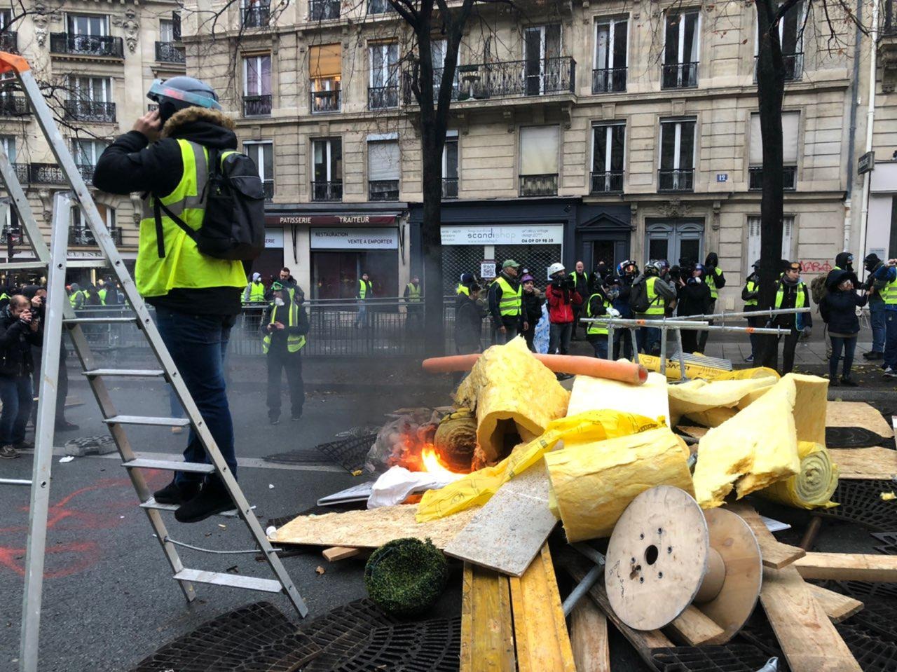 Paris news. Париж сейчас новости. Строительная Баррикада. Что происходит в Париже сейчас. Париж новости сегодня.