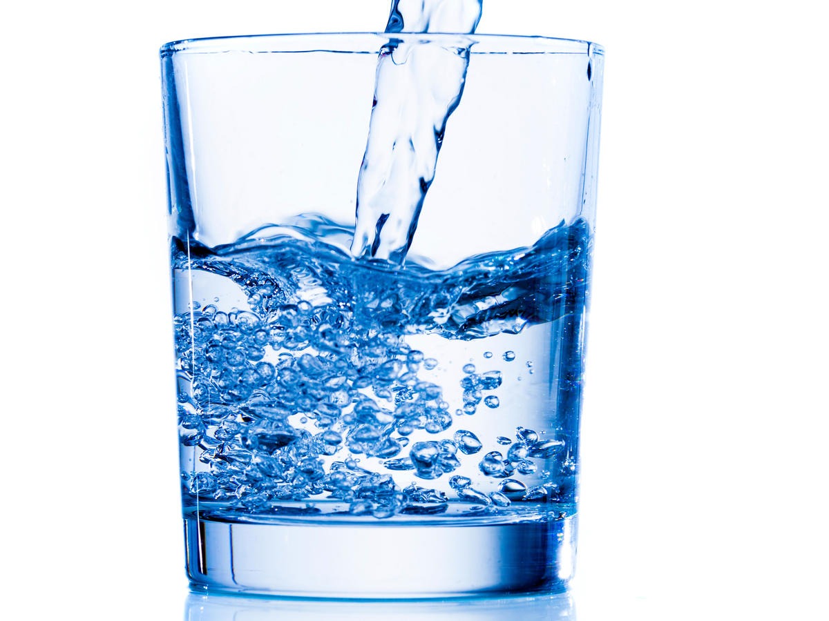 Наливают воду звук. Минеральная вода в стакане. Вода льется. Стакан воды. Вода льется в стакан.