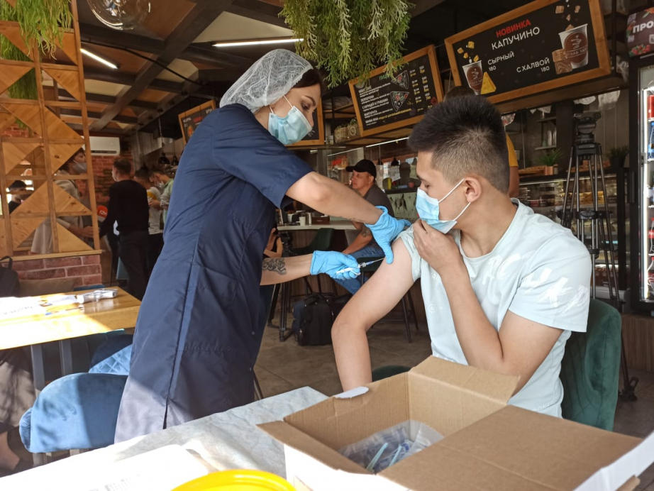 Иностранцев вакцинируют прямо в хабаровских кафе
