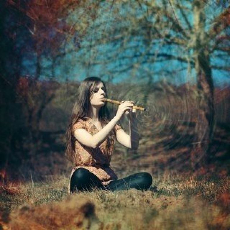 Человек дудка. Девушка с дудочкой. Девушка с флейтой. Фотосессия с флейтой. Девочка с дудочкой в лесу.