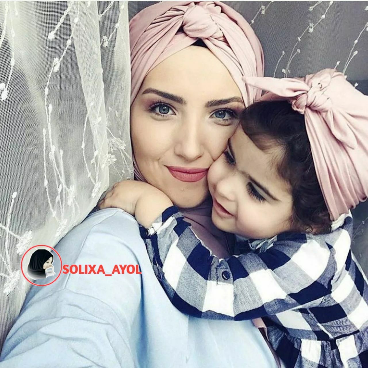 Мусульманская дочка. Мусульманка с ребенком. Девушка в хиджабе с ребенком. Красивые дети мусульманки. Мама мусульманка.