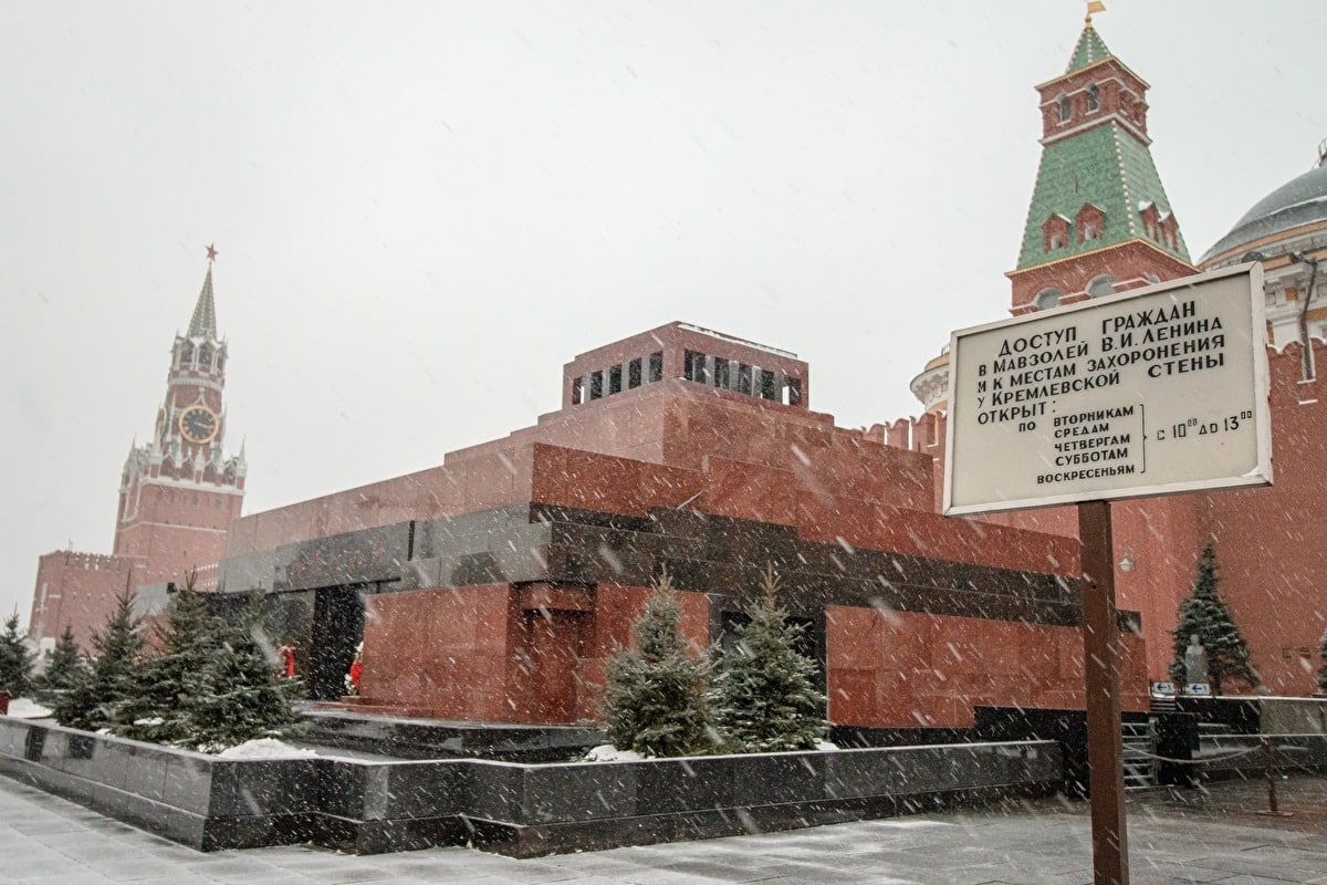 Мавзолей ленина архитектурный стиль. Мавзолей Ленина в Москве. Ленин на красной площади в мавзолее. Мавзолей Владимира Ленина Москва.