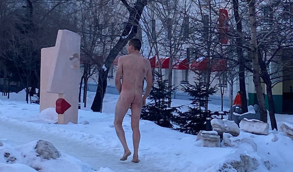 Голый парень гуляет по Хабаровску