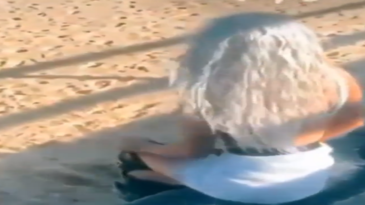 Una rubia sola mirando el horizonte
