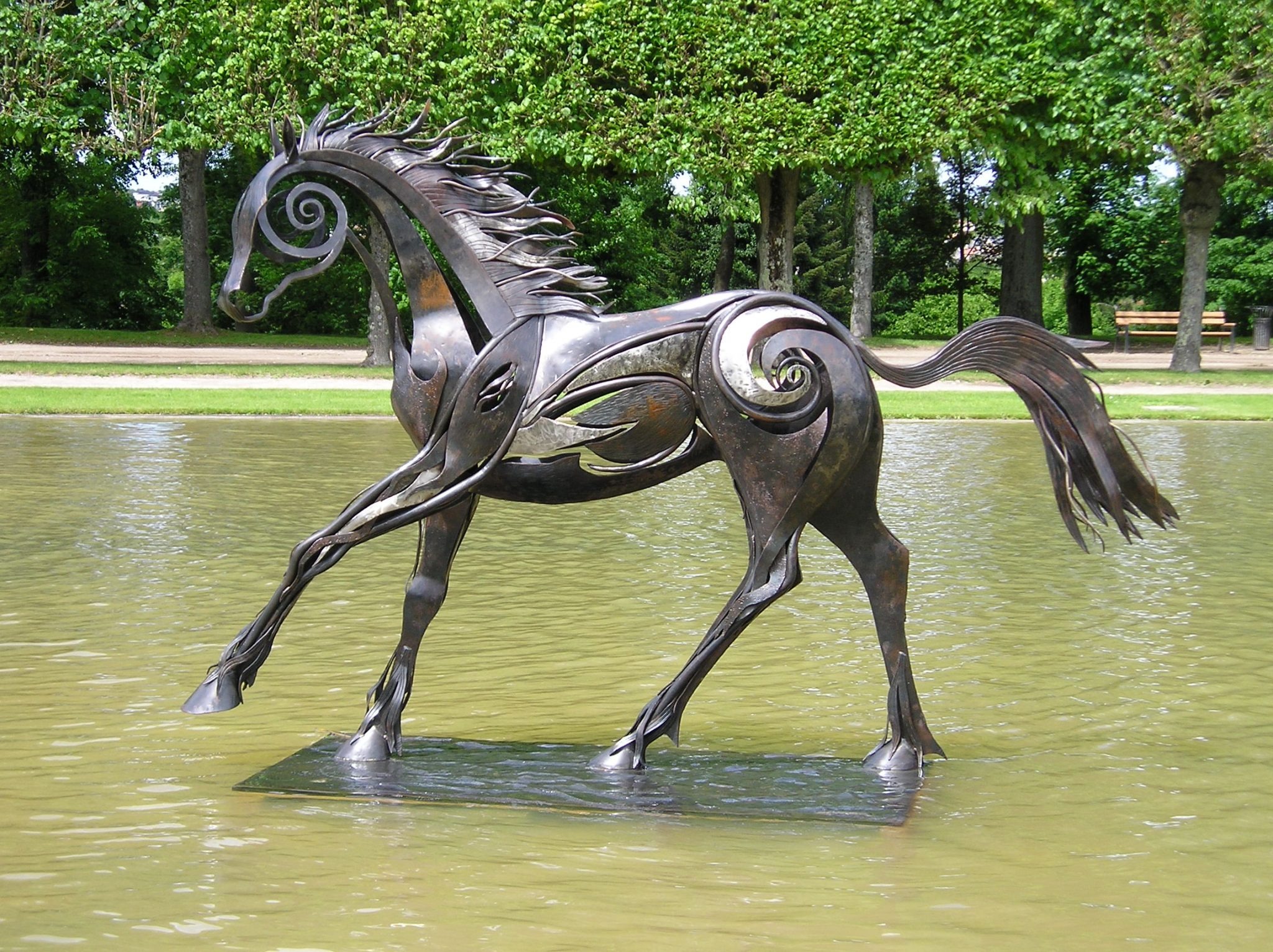 BLACK BEAUTY также украшает город Тарб