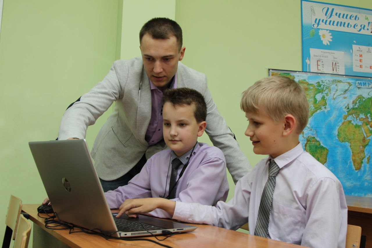 Школа 43 новосибирск. Покажите школьника. Два школьника. Школьник и два монитора. Школьник показывает телефон.