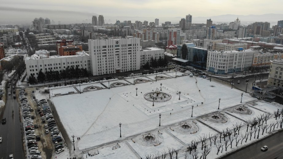 На площади им. Ленина в Хабаровске началось оформление новогоднего городка