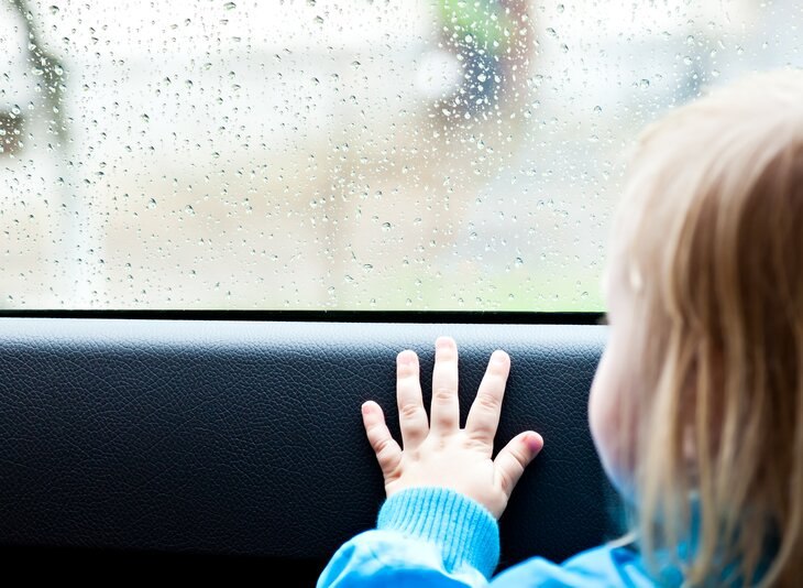 Ребенка без присмотра оставили в закрытой машине в Хабаровске