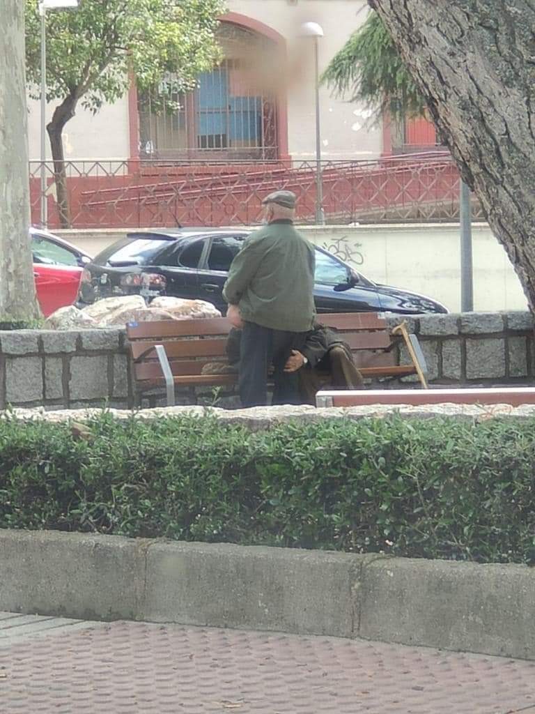 Tomando leche masculina en público