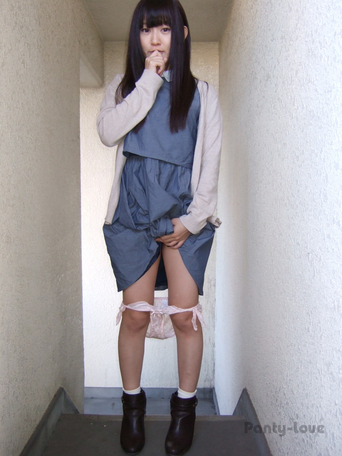 青涩小妹楼梯间内衣展示 136