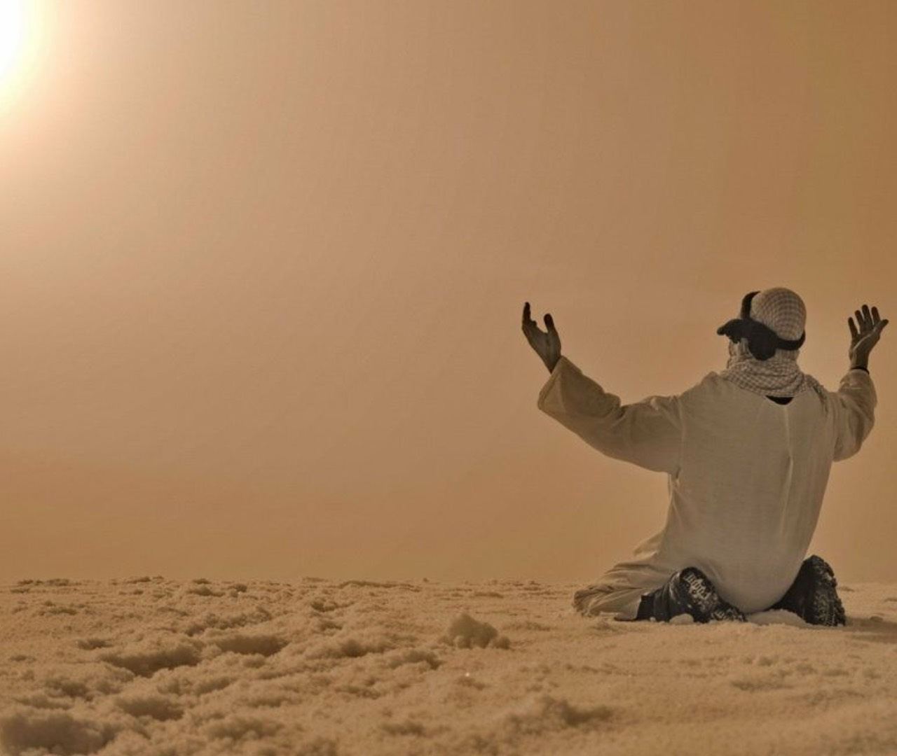 Молится в пустыне