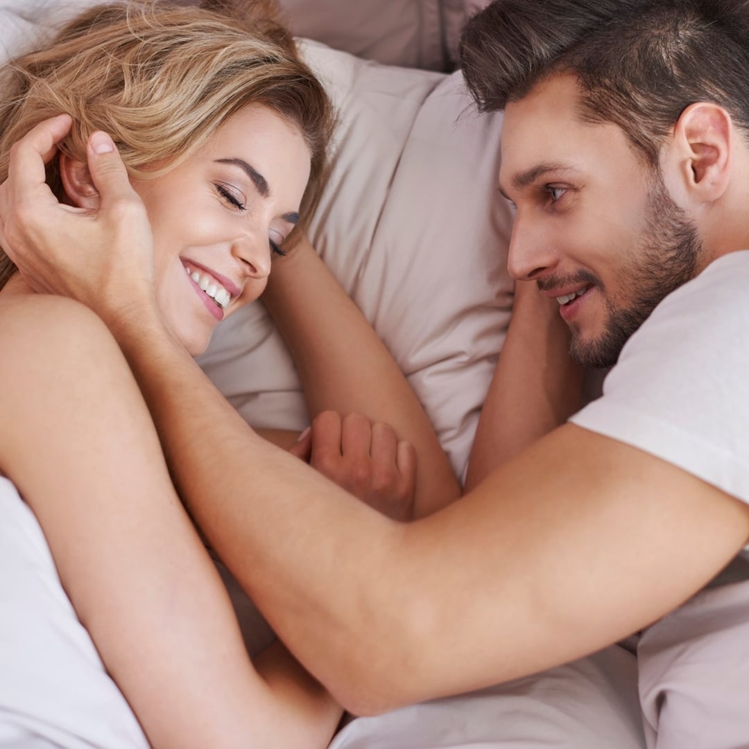 Почему мужчин возбуждают женские. Мужское здоровье. Объятия во сне. Как разнообразие интимной жизни.