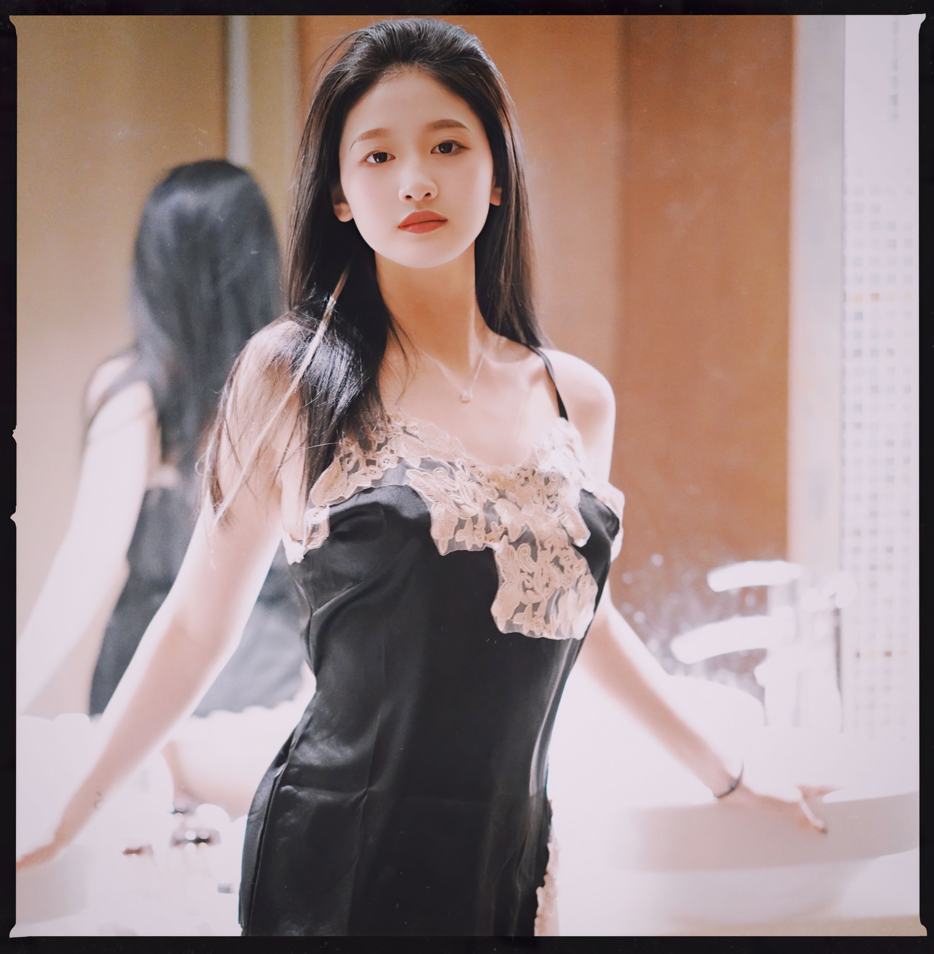 美女模特彤彤大尺度私房 16