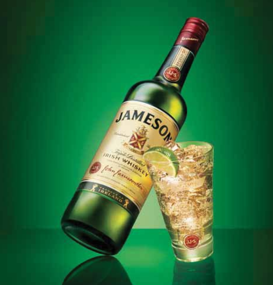 Виски джеймсон красное и белое. Джон джемисон виски. Jameson Irish Vintage. Джеймсон виски с зеленой этикеткой. Jameson яблоко.